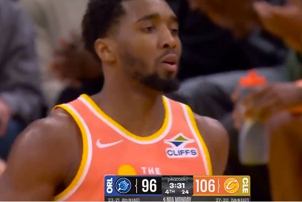 九游娱乐-别犹豫！米切尔单打摇摆突破罚球线急停中投再进 个人砍41分了！