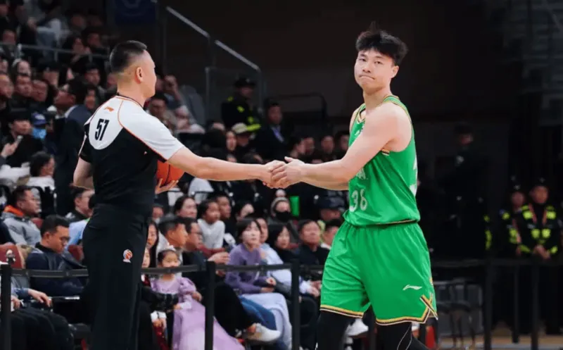 九游体育-鄢手骐全场6投5中、三分3中3砍下15分2篮板3助攻2抢断