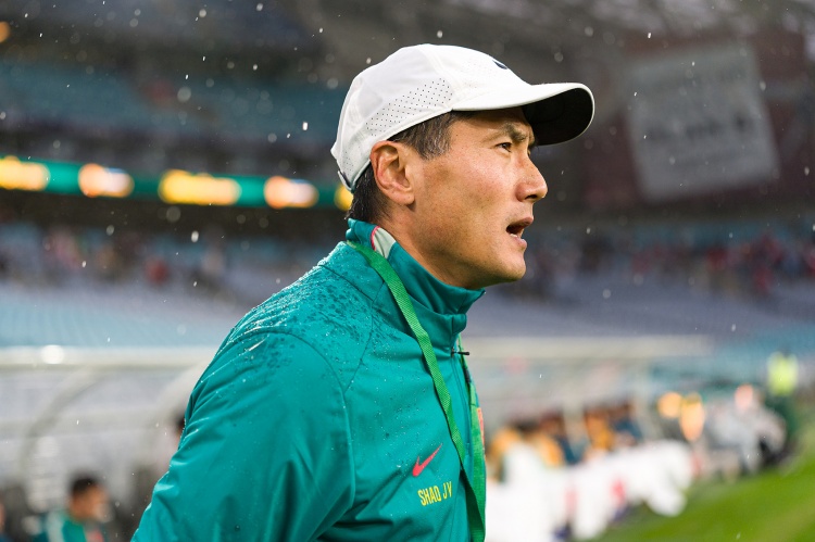 九游官网-足球报评国足0-2喀麦隆：被打懵后走出困境，考验巨大收获亦多